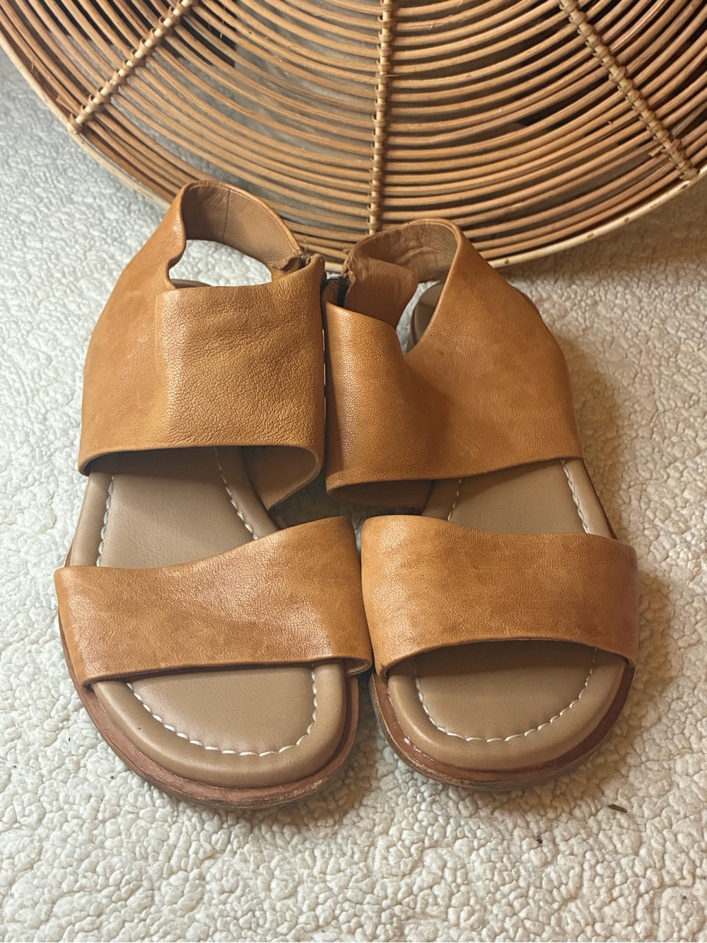 Sofft Women's Tan Leather Wide-Strap Open Sandals